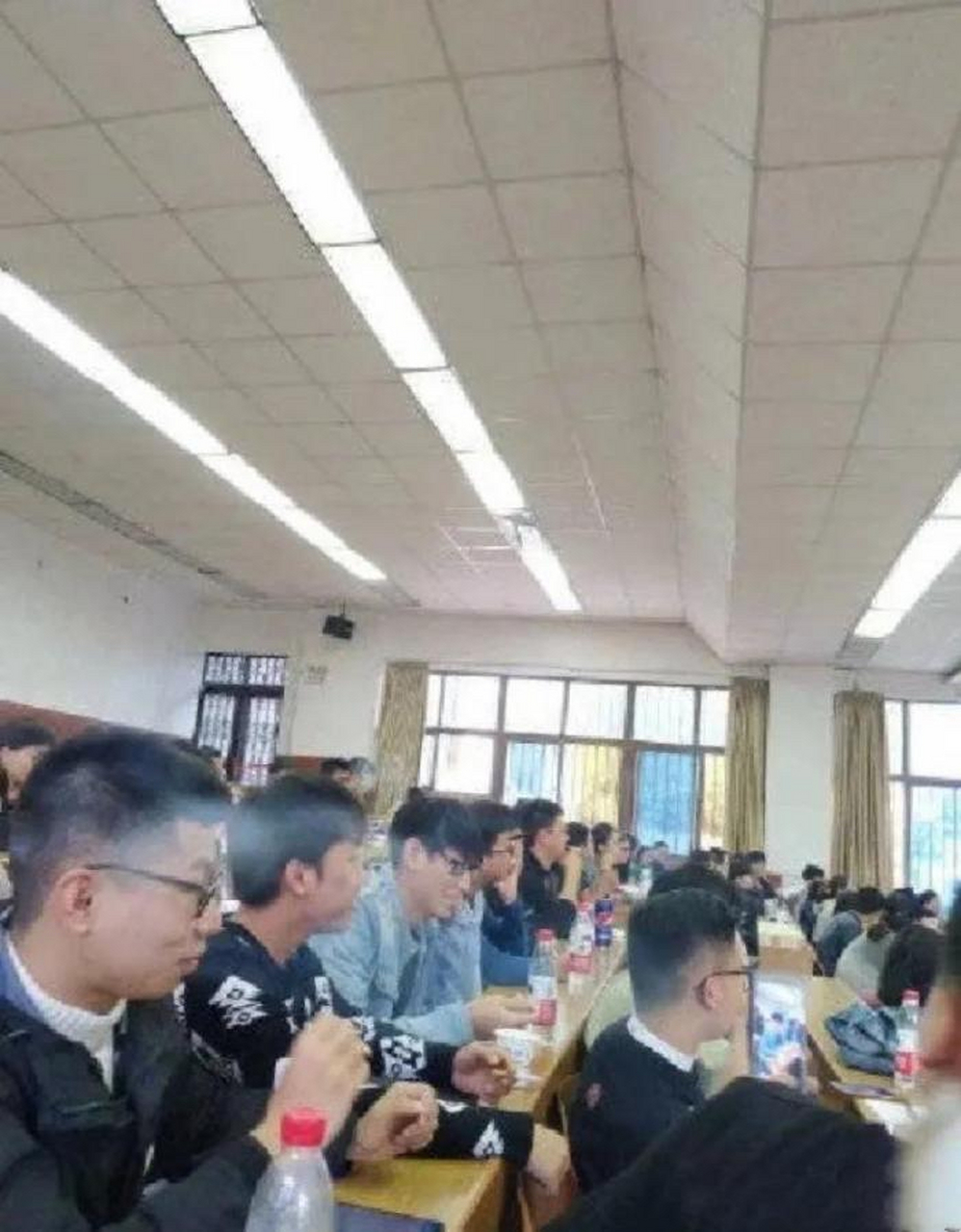 河南烟草学院"6张男生和女学生在课堂上逍遥"的照片被流传.