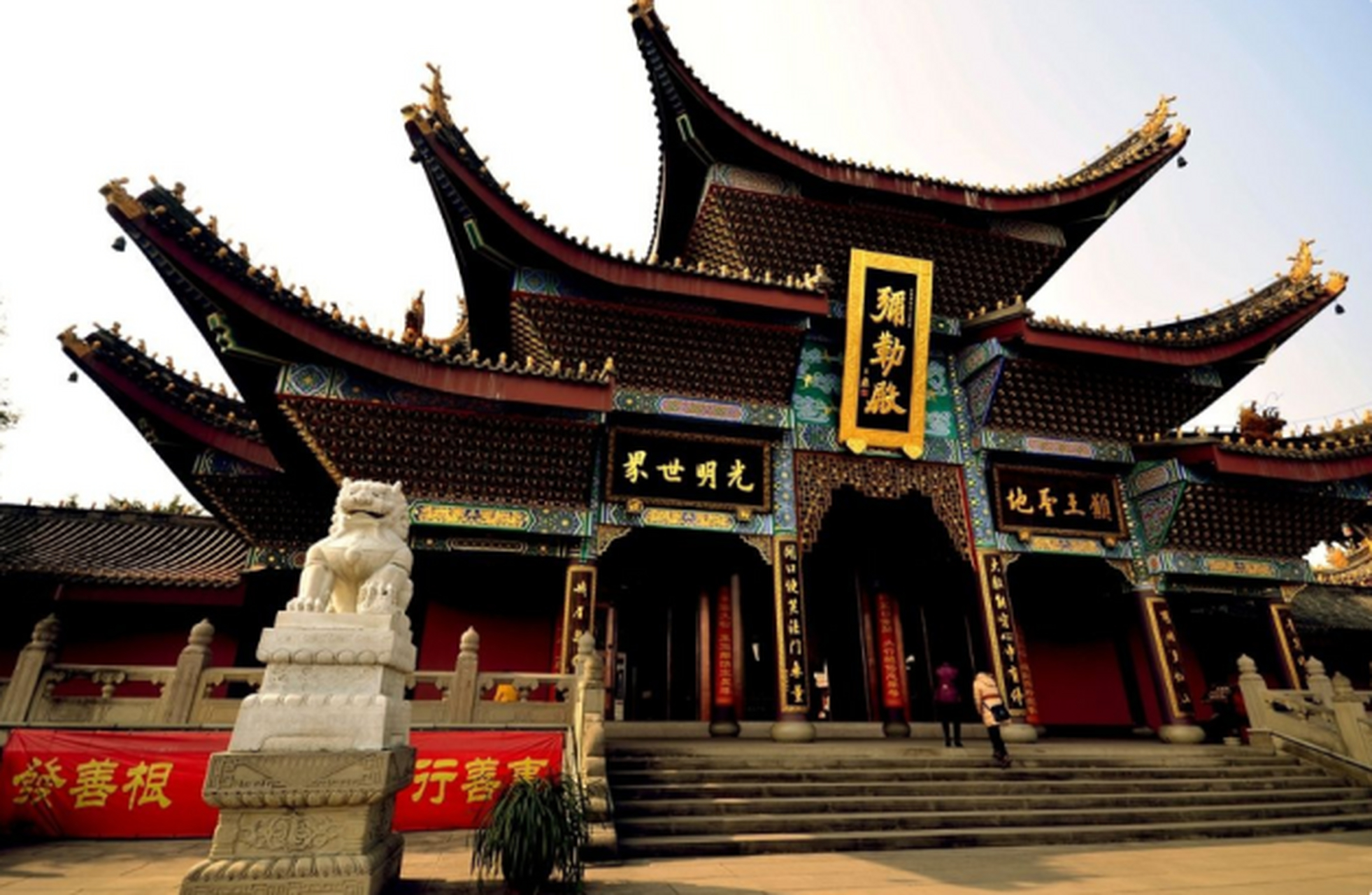 大佛禅院位于四川峨眉山市,是四川规模最大的寺庙之一,拥有多重大殿和