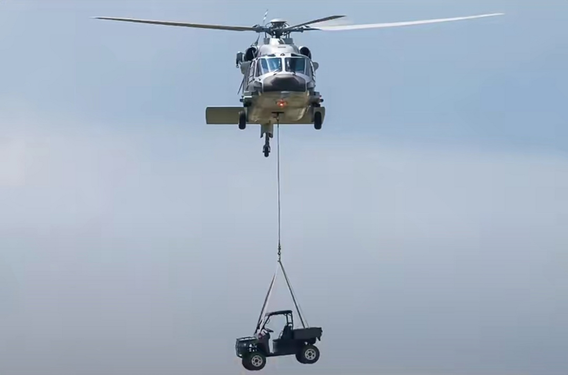 通过性好,能爬坡,能涉水,能载重的4x4驱动"山猫"全地形车能轻松坐下四