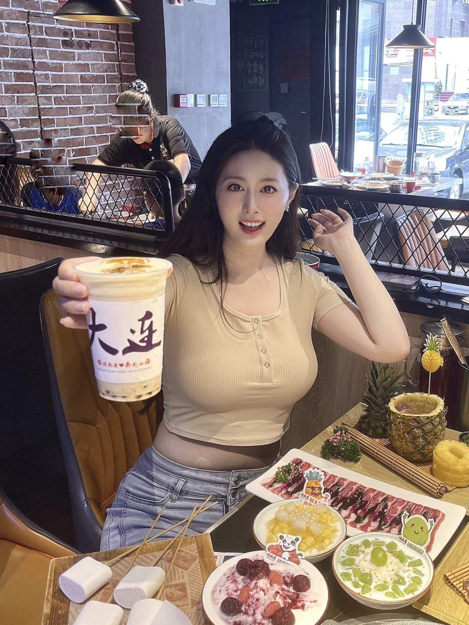 微胖的身材,珠圆玉润,楚楚动人,令人过目难忘.