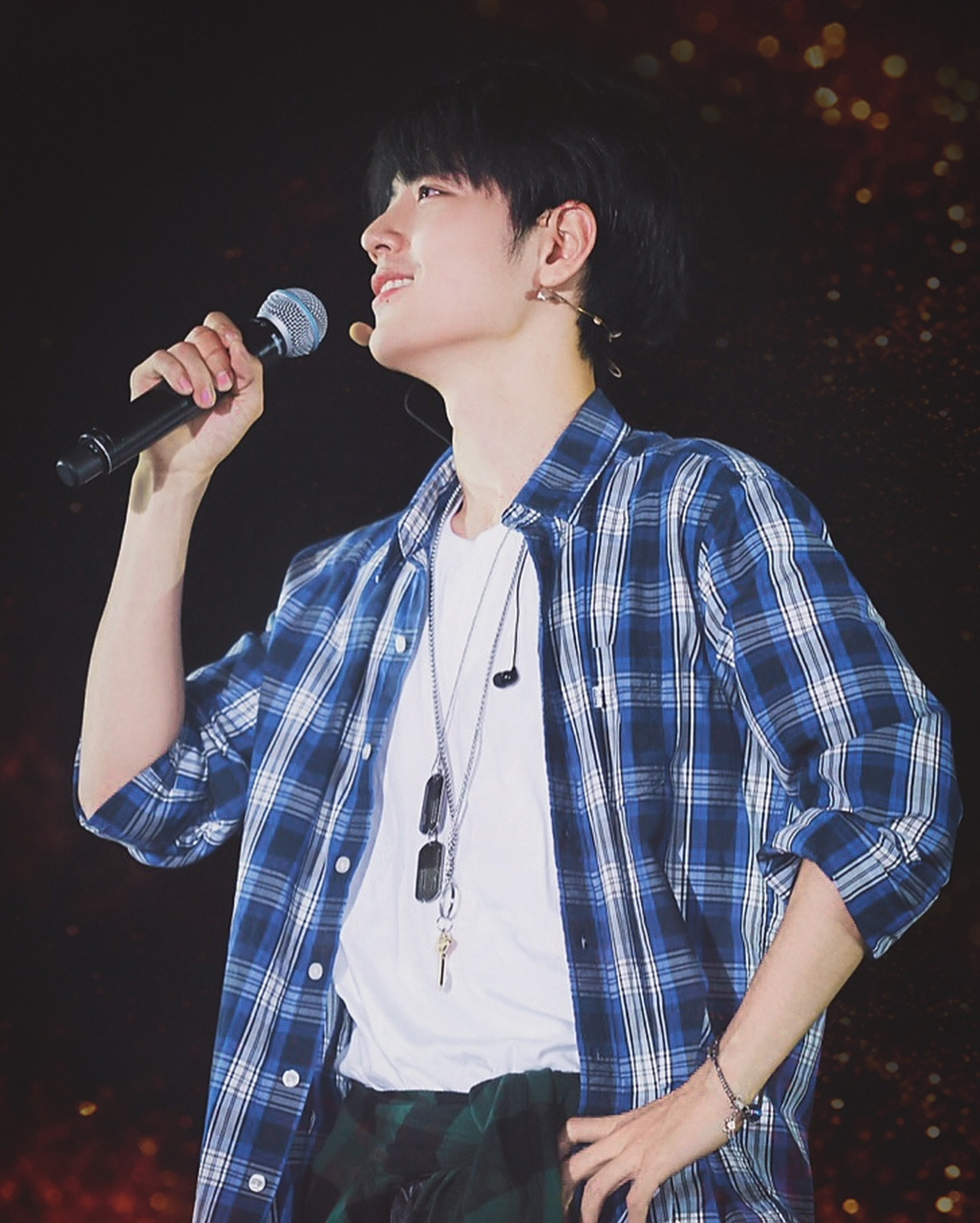 考古肖战#  哇!这两张图来自2018年! 哥哥好帅!好嫩!