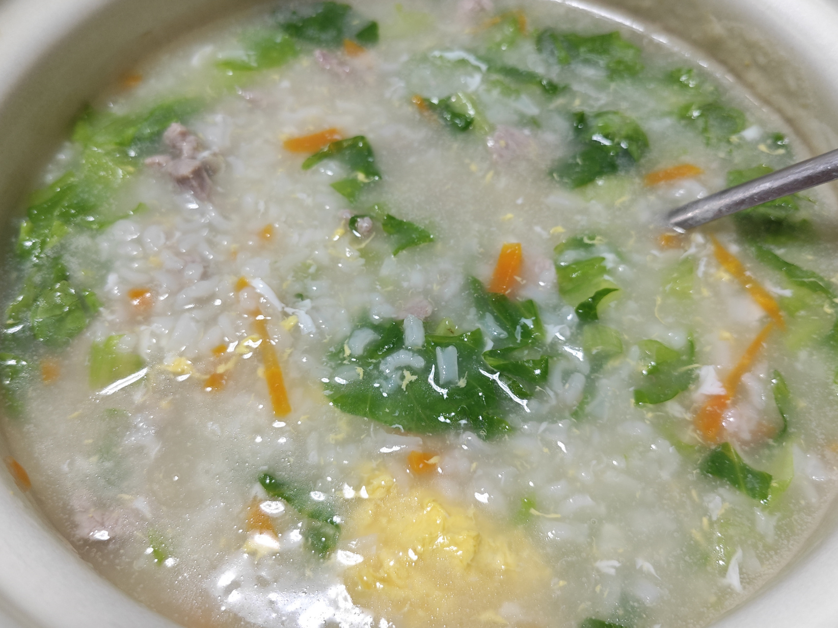 新鲜早餐出炉:煎蛋,葱油捞面,生菜瘦肉粥,清蒸排骨,营养搭配[亲吻]