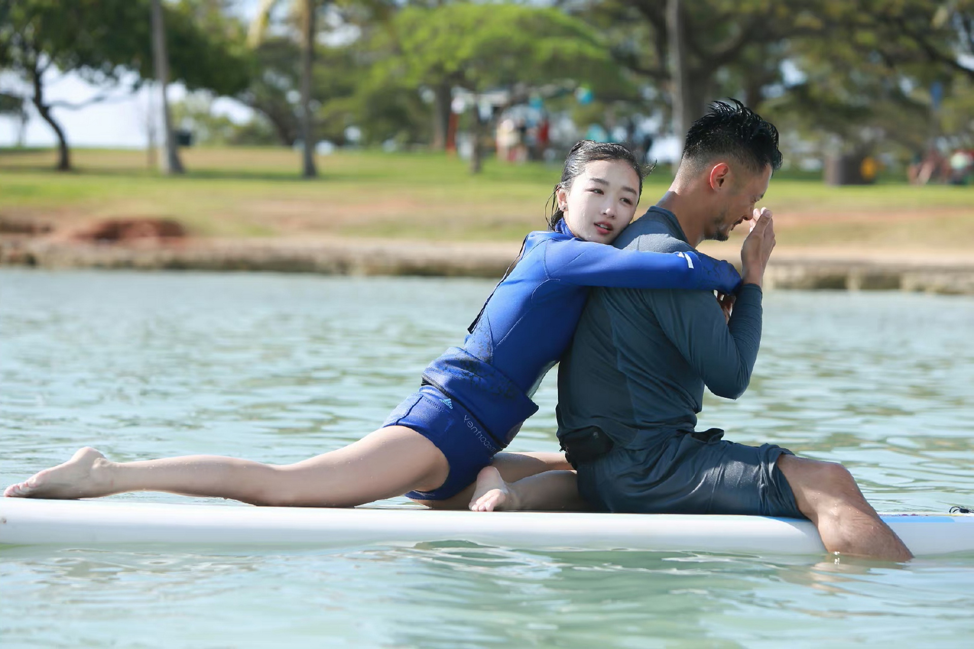 周冬雨# 余文乐水上练瑜伽,看看谁能忍住不放大