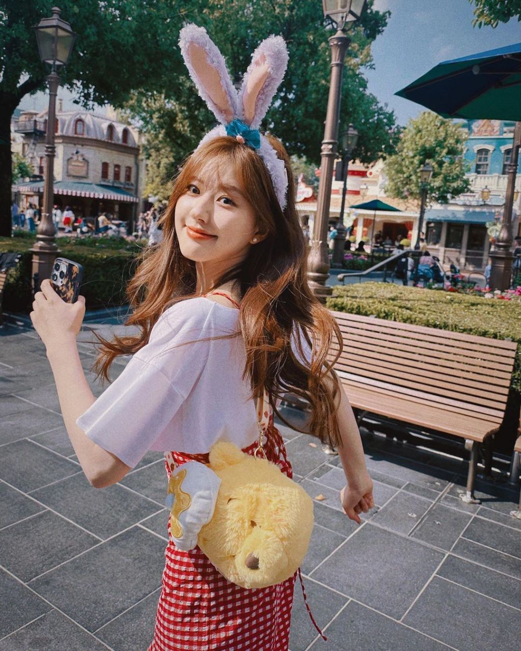 赵露思去迪士尼玩了. 超可爱的兔耳朵和红色格子连衣裙.