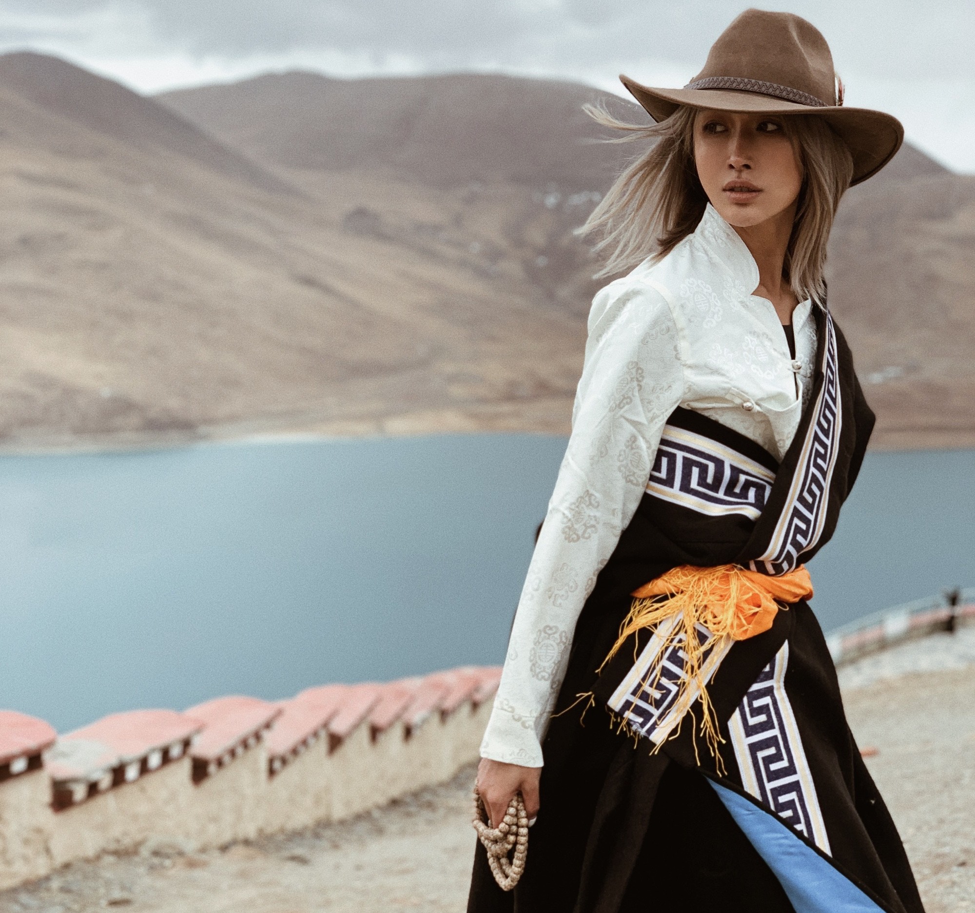 90后国产"欧美风"健身妹子,古铜色肤色加火辣身材,堪称尤物