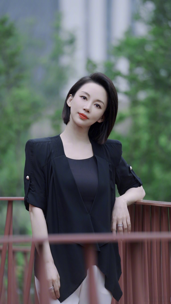 95 潘晓婷的气场十足,一身黑色西装,尽显优雅气质.