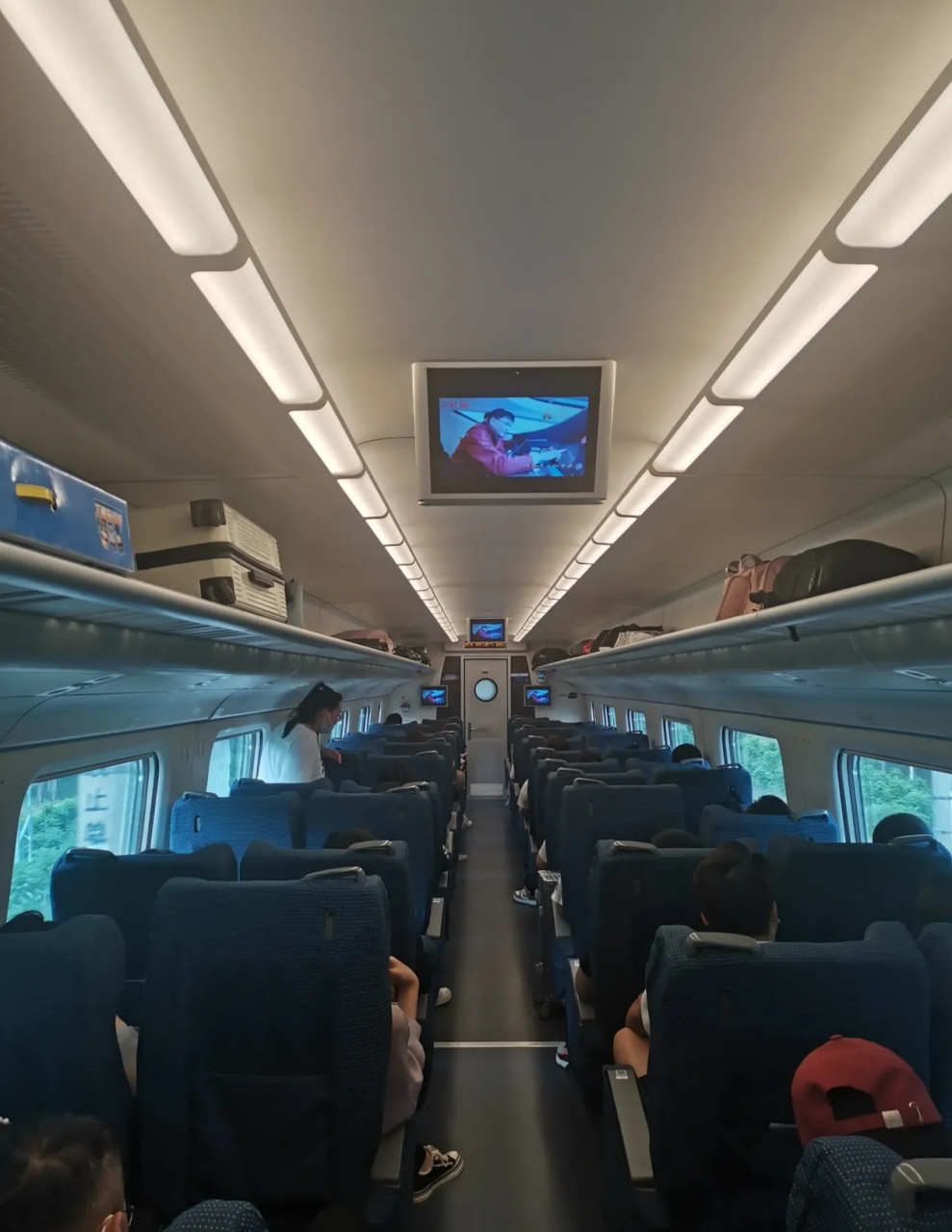 今天乘坐高铁动车,乘务员查验行程时,邻座两位拿出了铁路工作证(里边