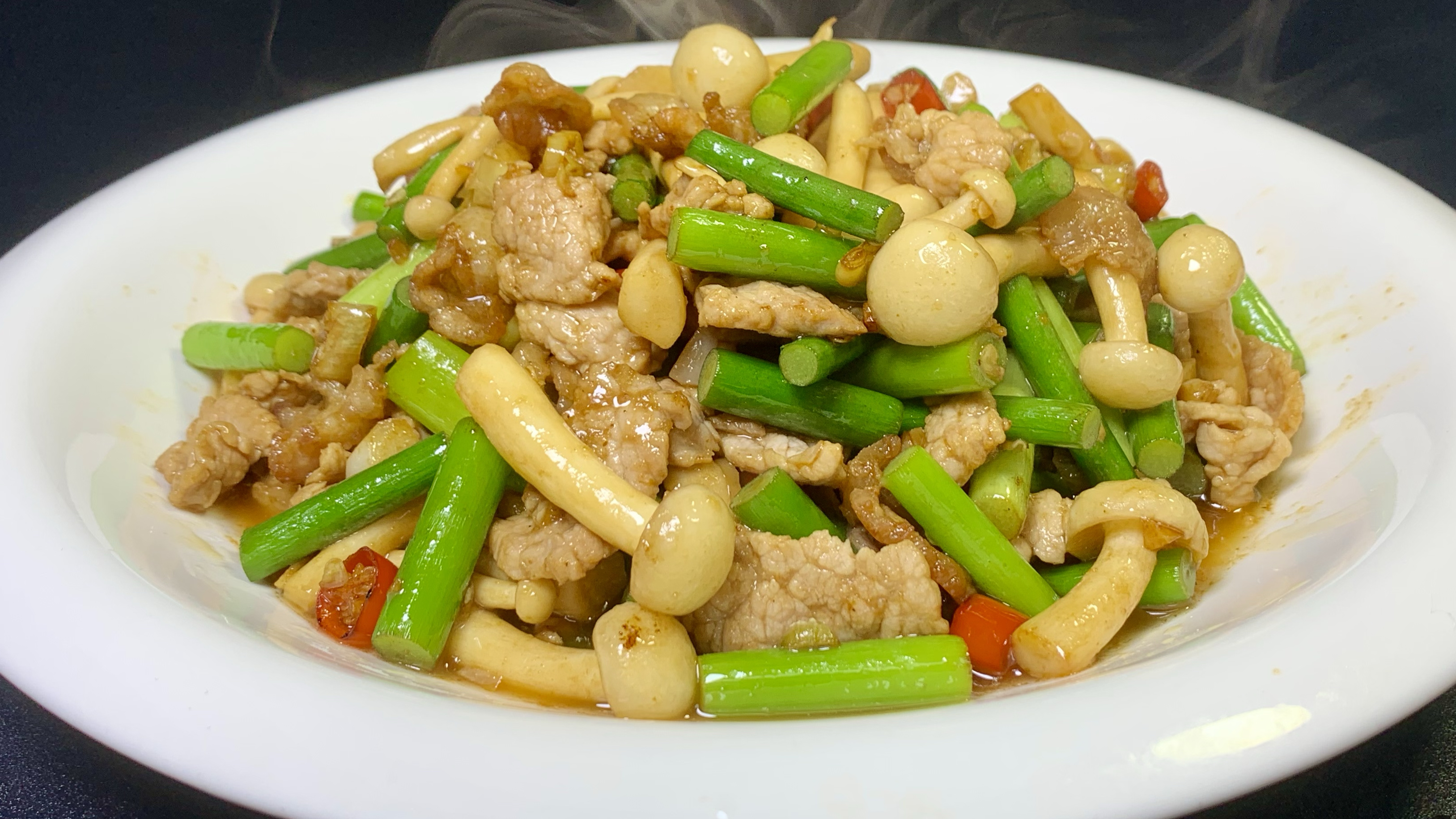 天热吃啥都没胃口，那就试试这个下饭菜，白玉菇炒肉，下酒又下饭