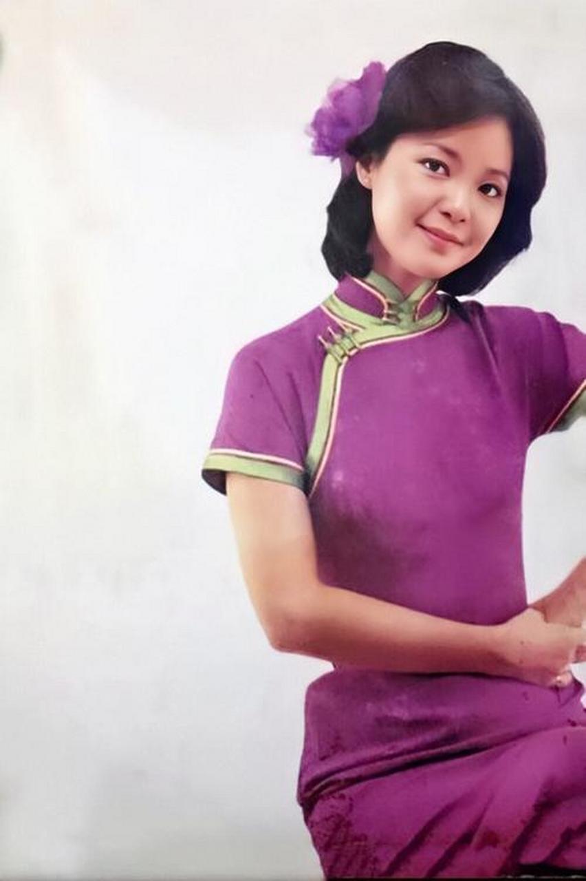 身穿旗袍的邓丽君婉约端庄妩媚多姿.给我们留下多少美好回忆