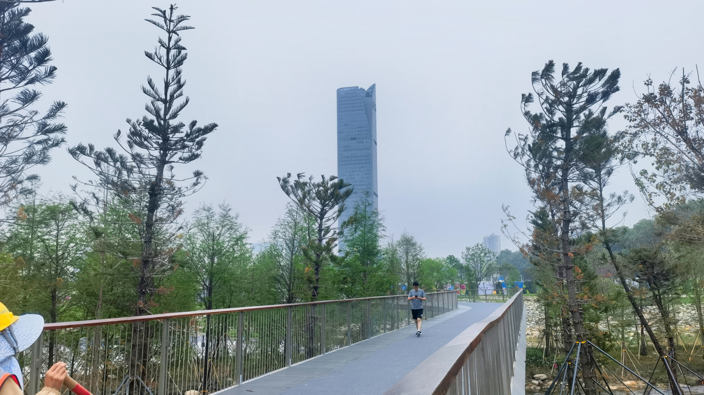 笔记创作营#   走走看看兴建中的东莞cbd中心公园  今午尽管还是阴天