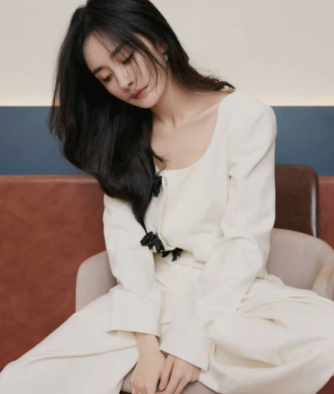 看杨幂乌黑的长卷发披肩,穿着白色套装,显的身材妖娆,露出了颈部肌肤