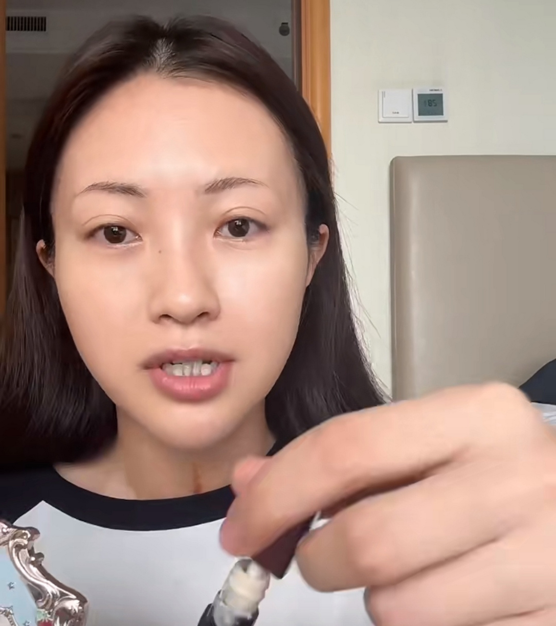 包贝尔老婆包文婧不化妆就出镜了,双眼皮肿得不自然,眉毛短了半截.