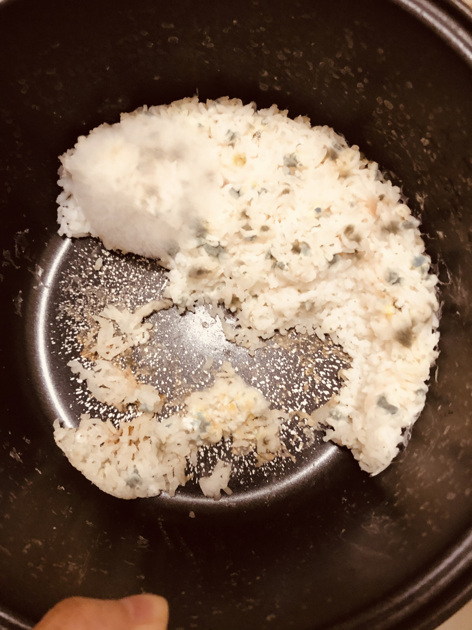 这米饭发霉了.额,做多了,放在饭锅里浪费了.