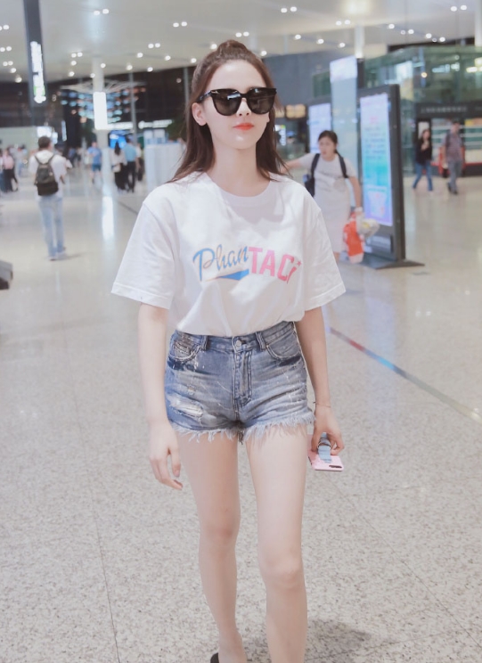 不愧是锦鲤杨超越,穿拖鞋去机场都能秀出细针腿,难怪她能出道