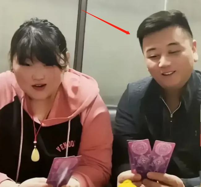 大衣哥喜上加喜,女儿即将嫁入富二代,幸福终于到来了