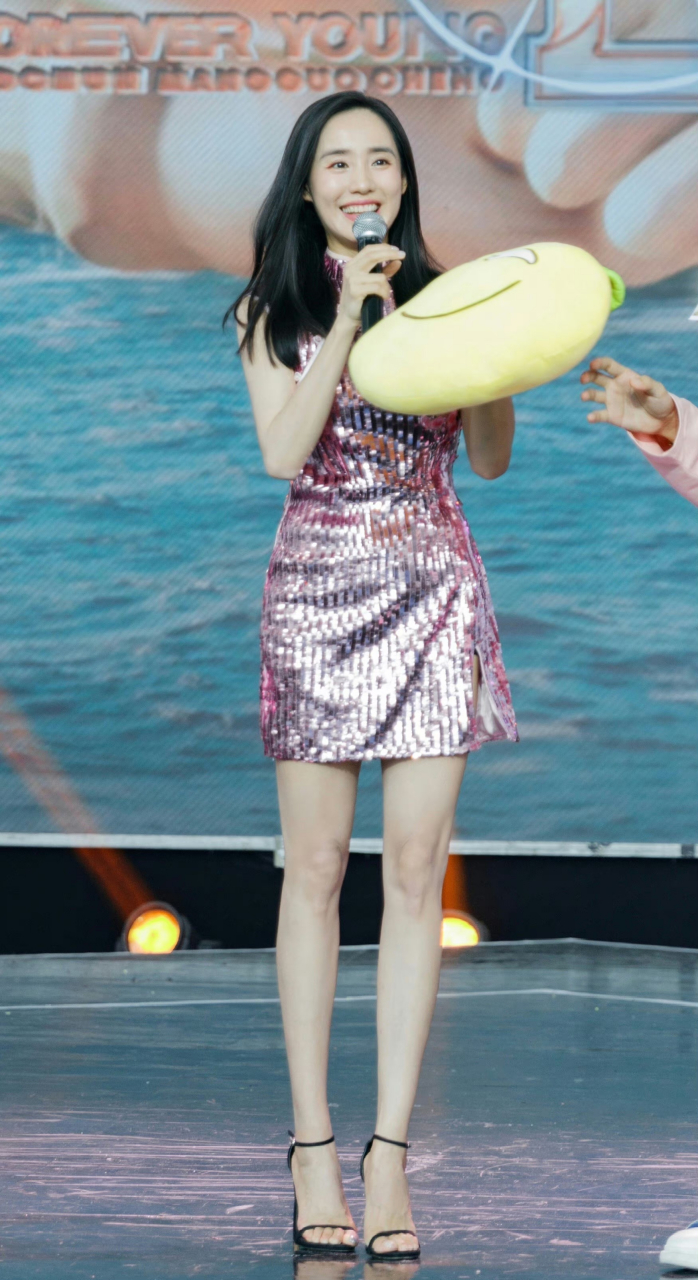 王智 黑色一字带高跟鞋大长腿[爱你][爱你] #王智