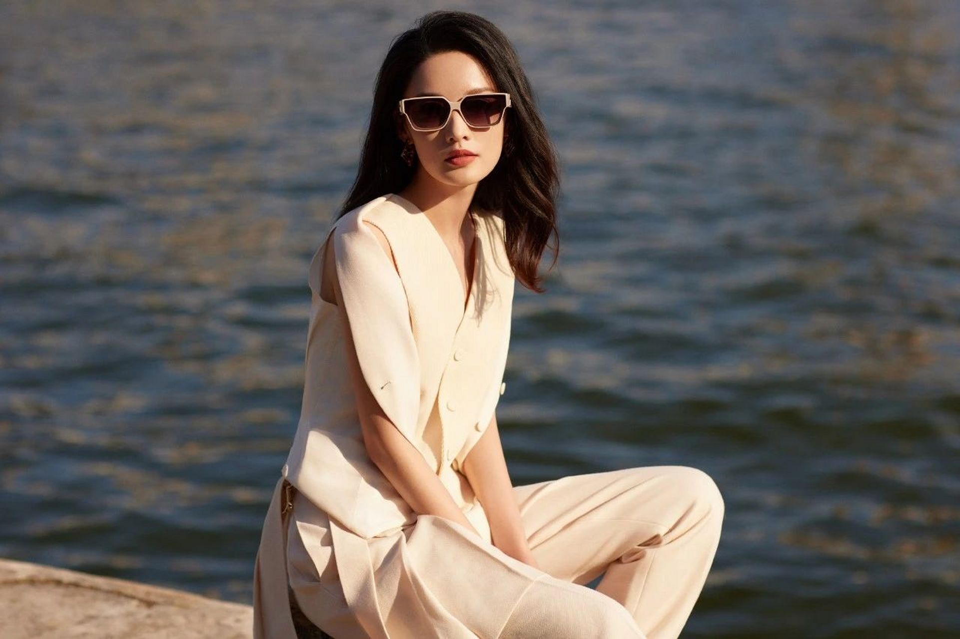 李沁品牌方广告写真. 这身穿搭很有层次感, 戴墨镜更增加了酷感.