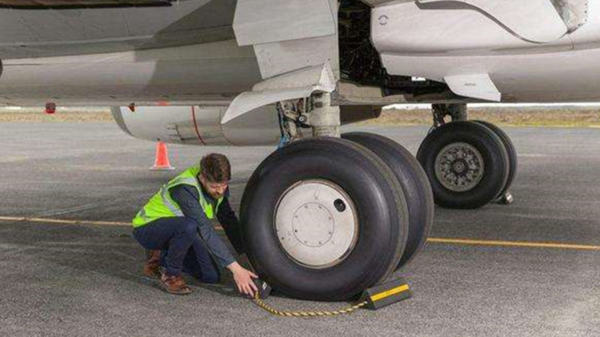 飞机轮胎是实心还是空心