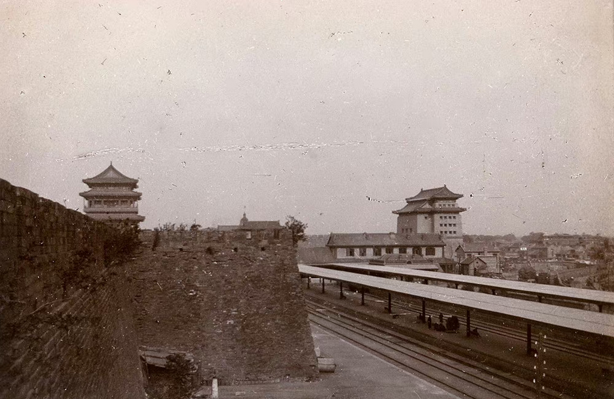 1910-1913年,北京,城墙,城门和前门火车站的月台.