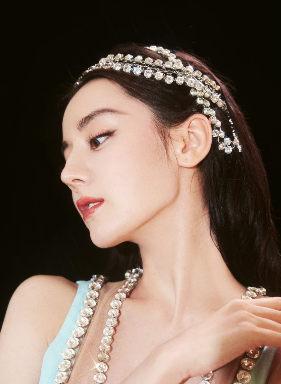 娱乐最前沿# 迪丽热巴时尚芭莎派对造型欣赏.