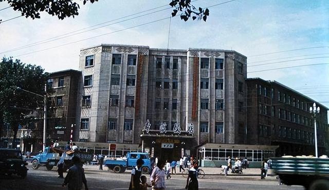 80年代本溪老照片:二十八中学,无轨电车,老火车站!