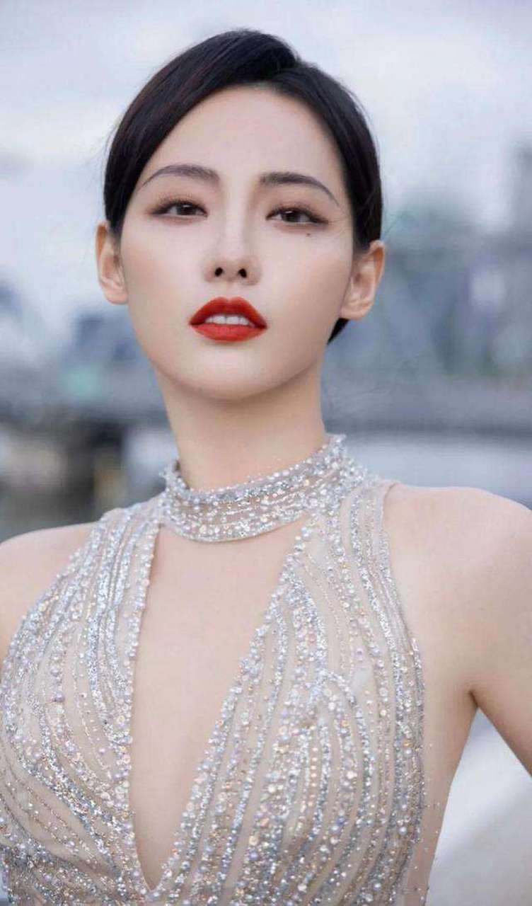 "爱的起,放的下",张佳妮没有长篇大论,短短的六个字,尽显女主大气