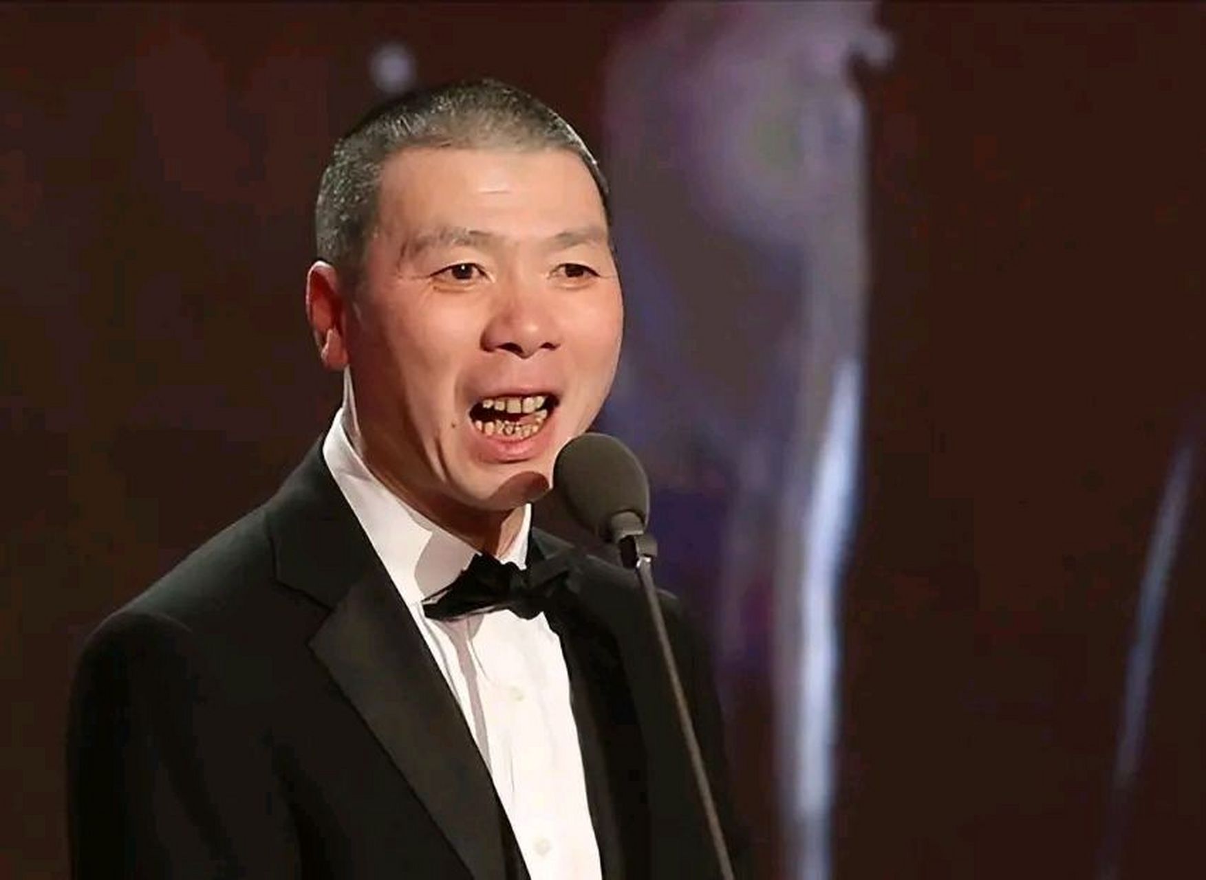 一次,冯小刚到医院看望病人,突然被一位美貌的小护士吸引,于是上前"