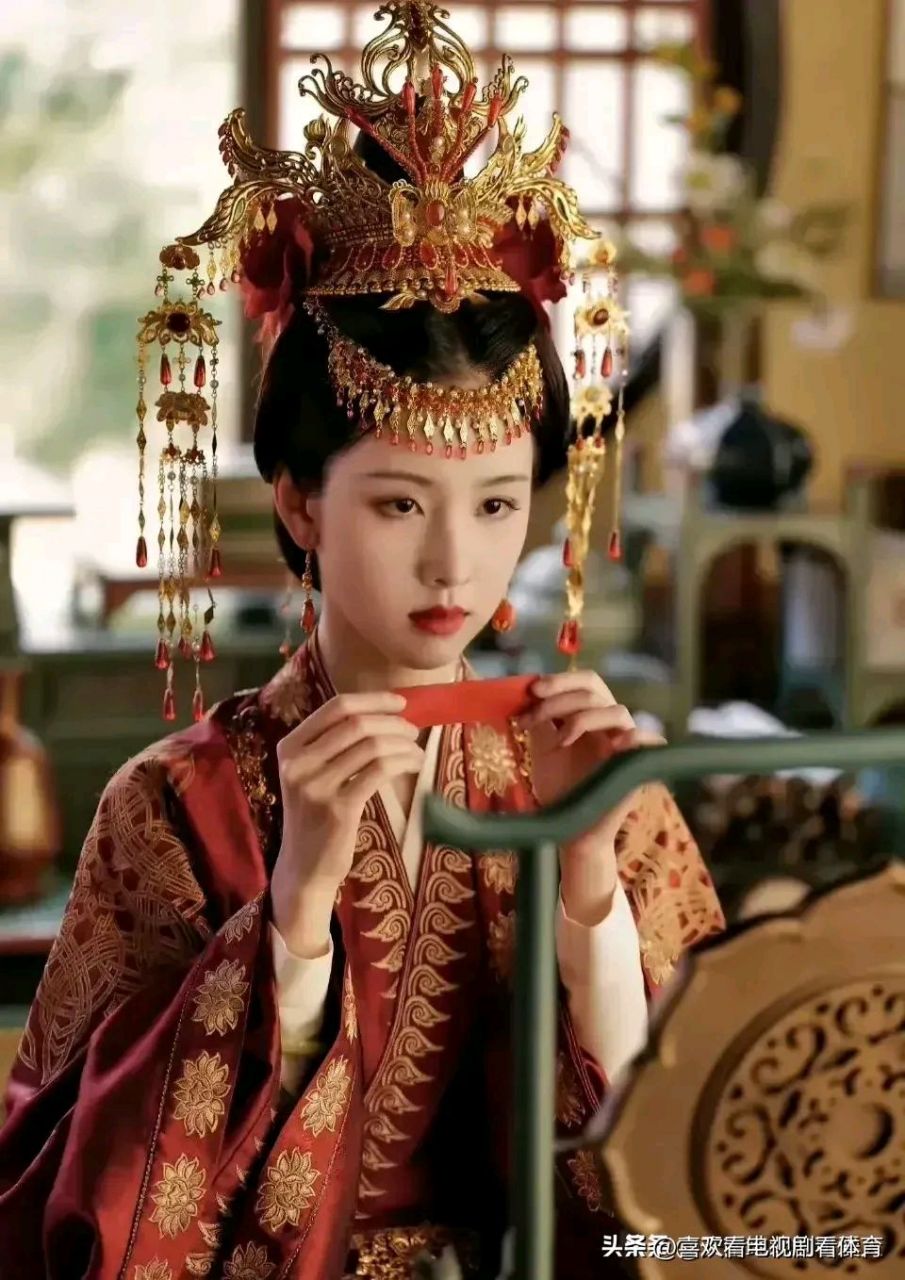 陈都灵杨紫,同样是大婚造型,陈都灵的头饰比杨紫的华丽太多,感觉陈