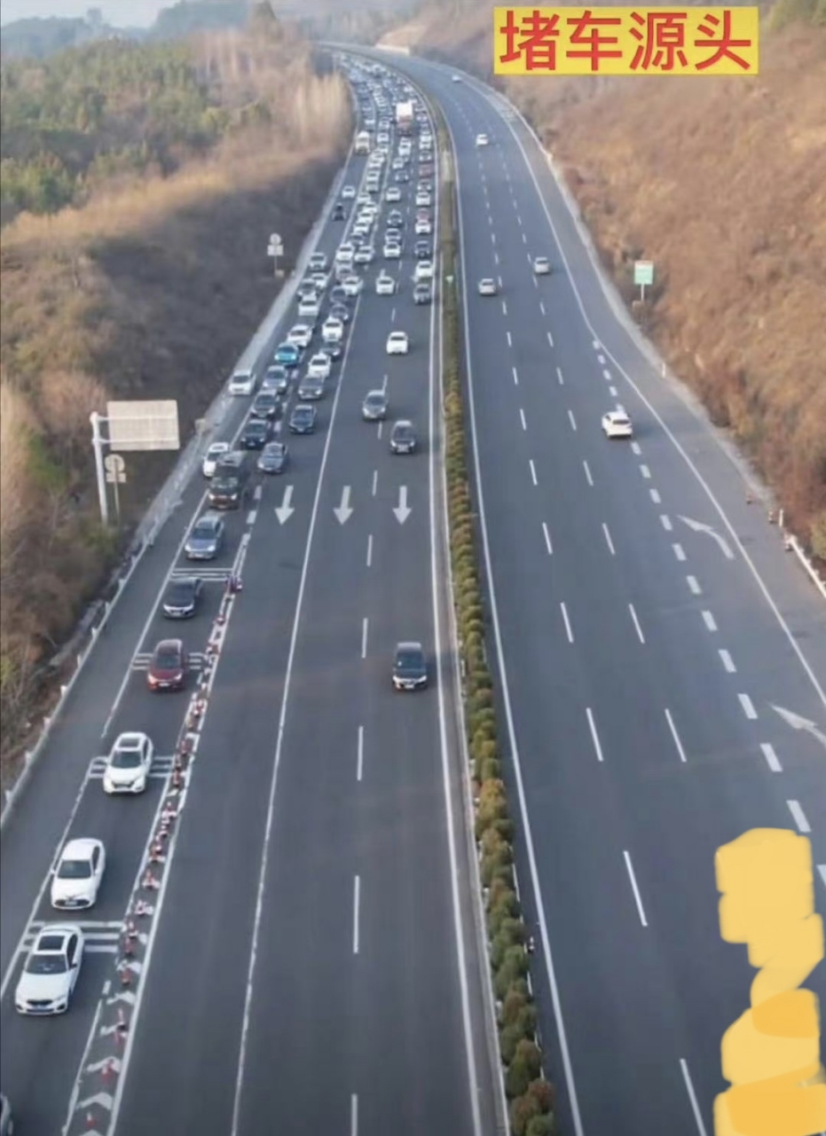 节假日高速堵车的尽头总有龟速行驶的车,极少是因为交通事故. 67