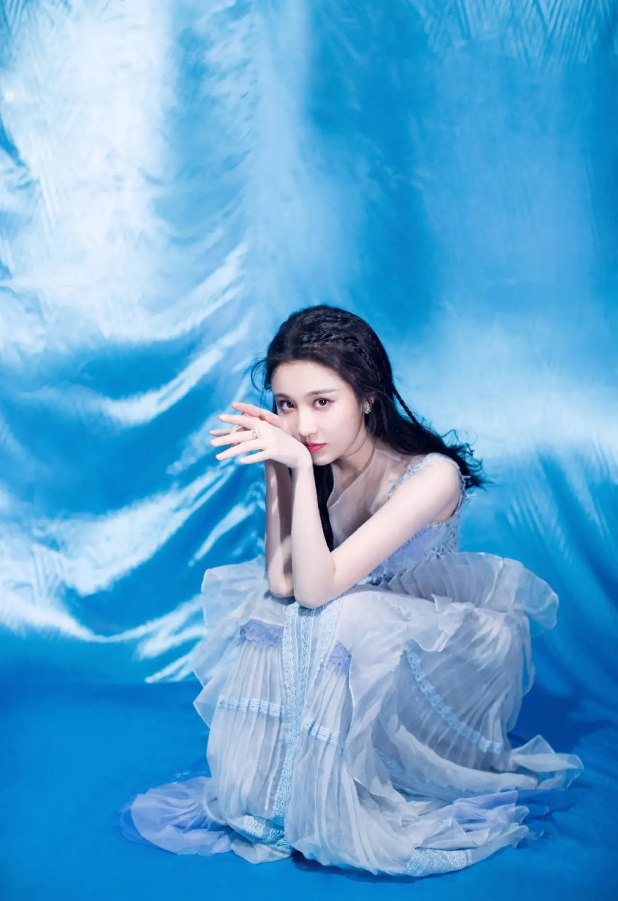 百家号星火计划# 张慧雯一袭蓝色长裙温婉柔美,优雅灵动!