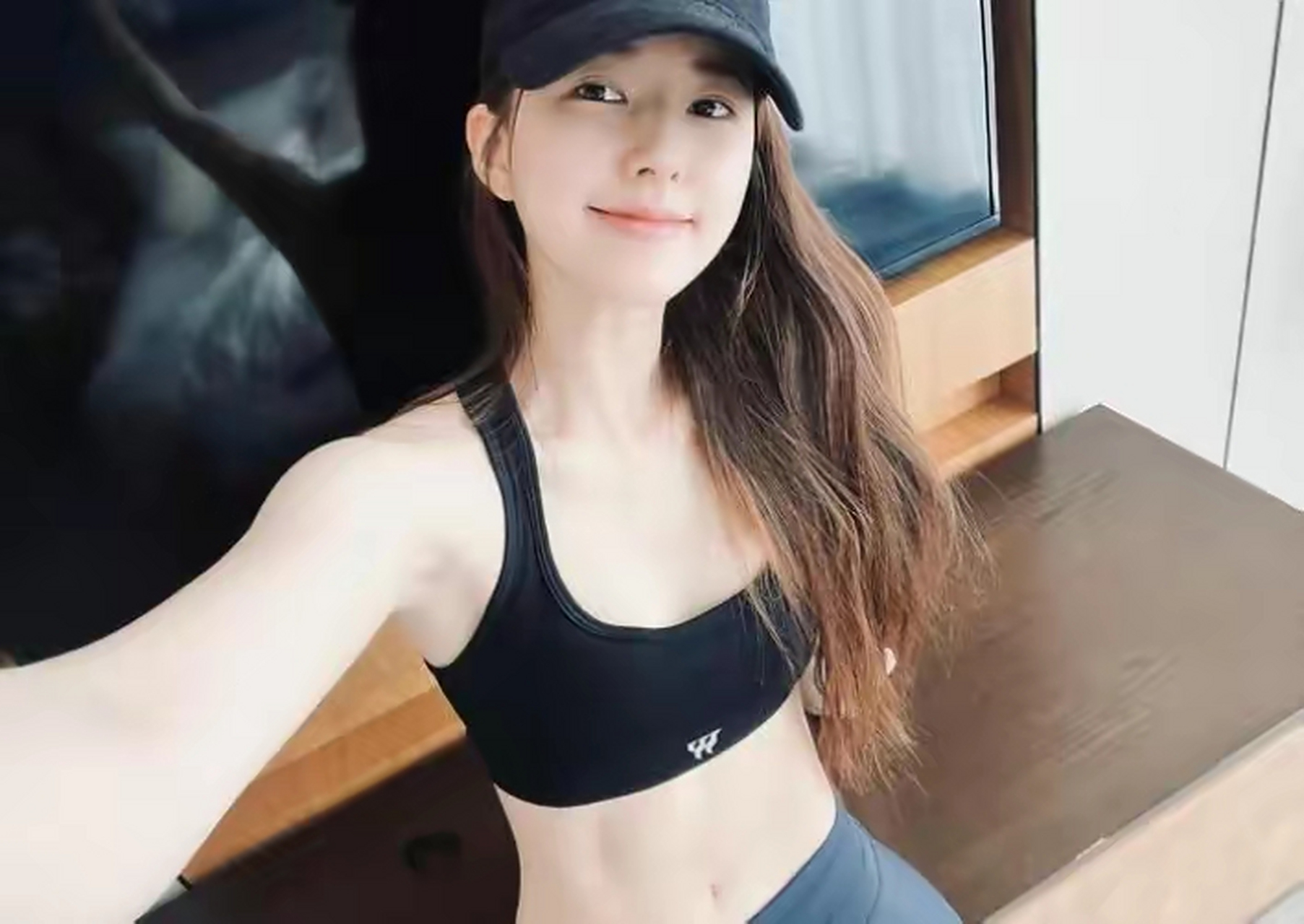 赵露思身着瑜伽服,舞动自己的身体,展示完美身材  赵露思身着一套修长