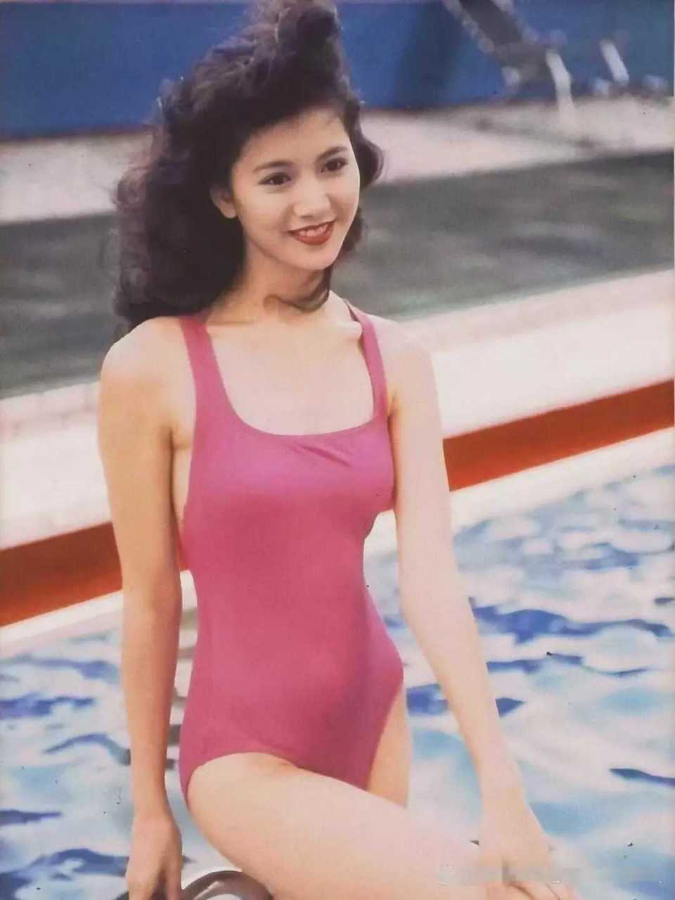 1990年,19岁女孩袁咏仪参加香港小姐比赛,那时的她青春年少,身材妖娆