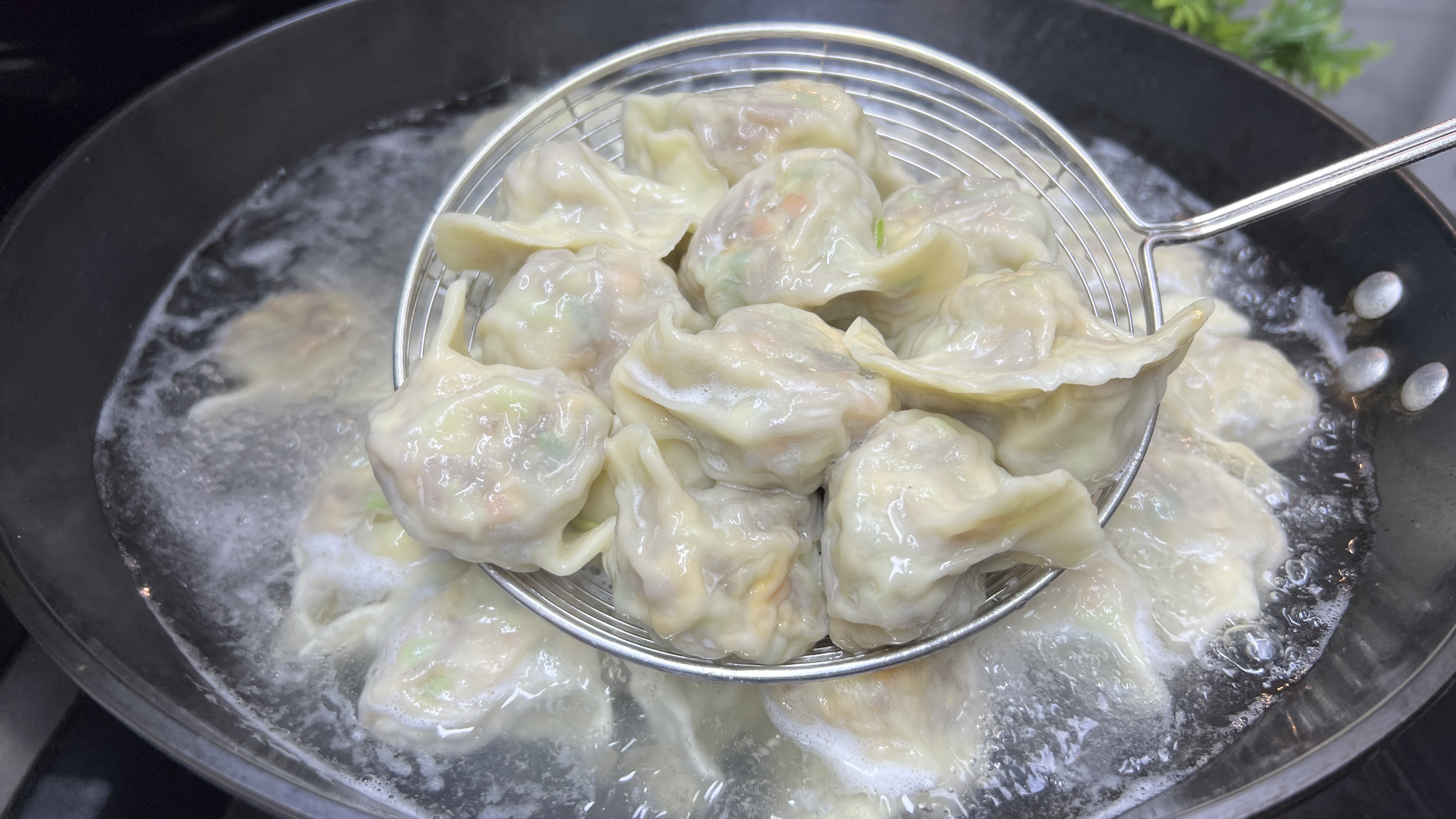 纯素馅饺子这样调馅,出锅居然这么好吃,皮软馅鲜,上桌就扫光