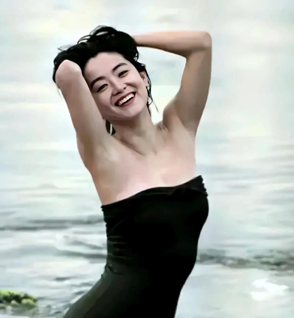 林青霞年轻时的一组照片.青霞泳装照,唯有秦汉拍.#动态创作月# #娱乐