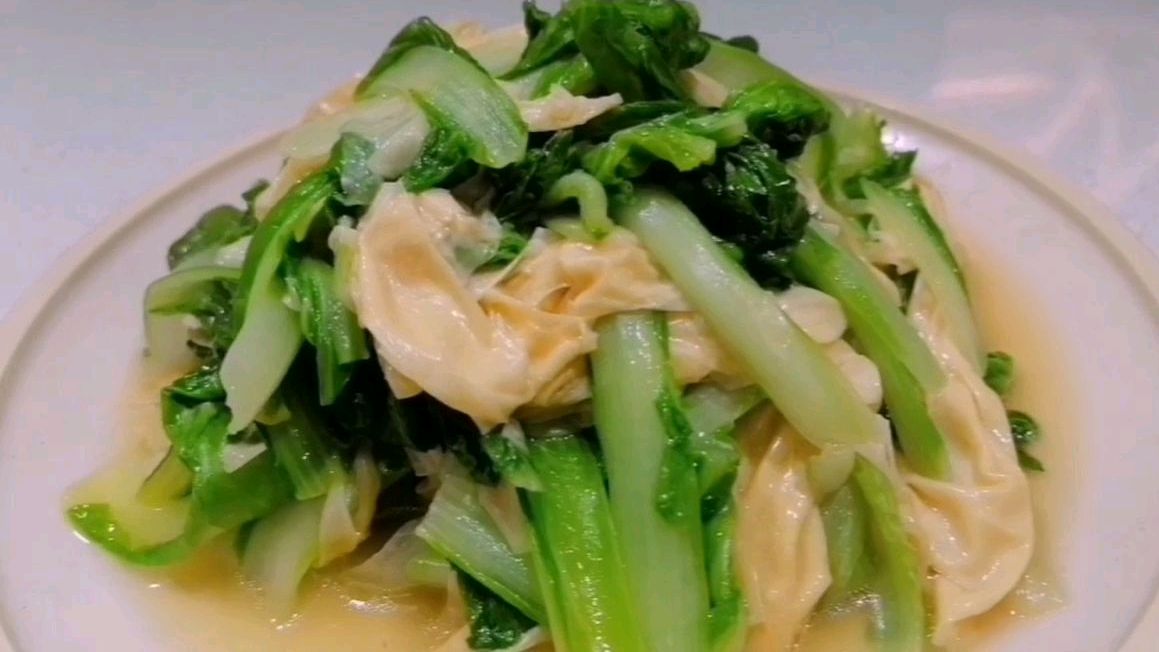 豆皮小白菜,一道很素的菜,却非常鲜美,做法也简单,全家都爱吃