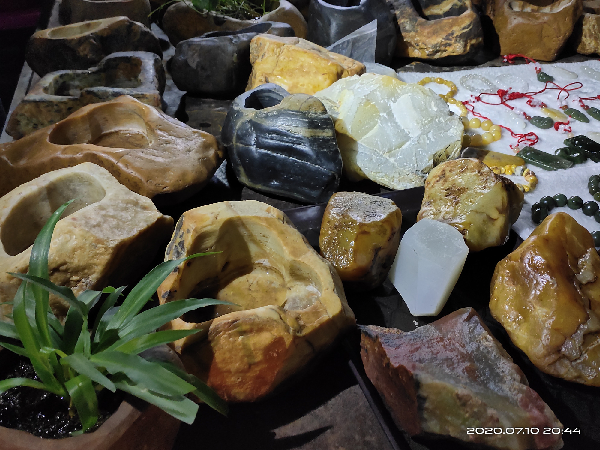 夜摊上的临武本土玉石 通天玉制品