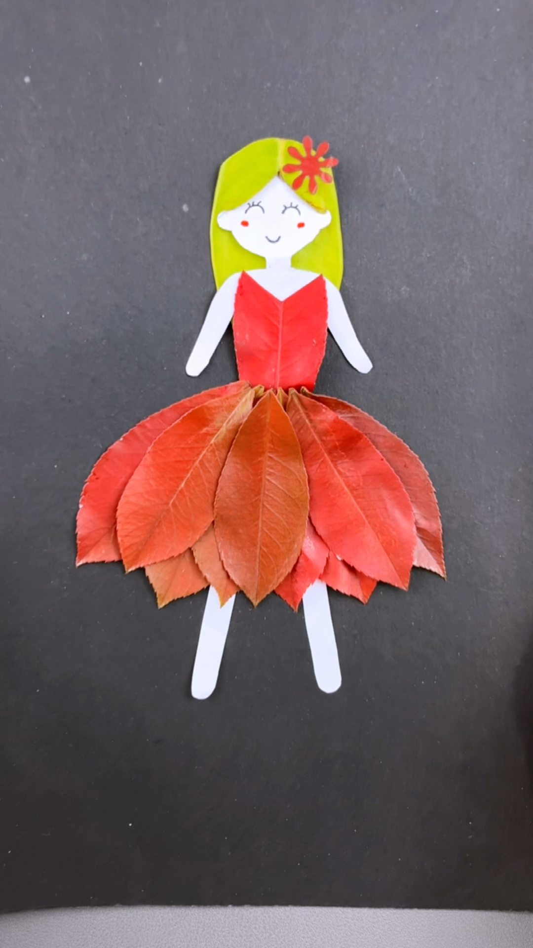 又做了一款超级漂亮的小公主树叶贴画,赶快帮小朋友收藏起来