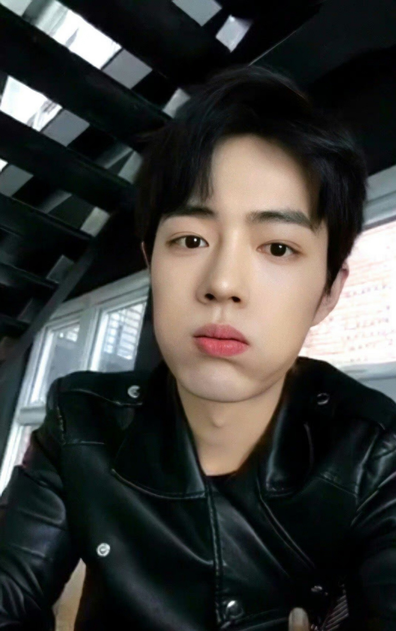 肖战皮衣造型真的是超帅,行走的荷尔蒙,永远为肖战的颜值而心动呀!