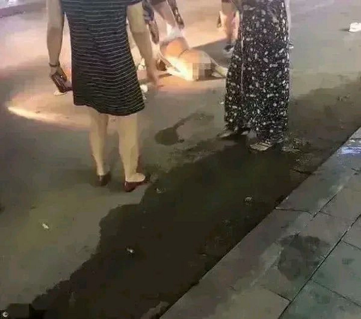 "小三被原配衣服都扒光了",这个小三有点惨,被原配按在地上一顿摩擦