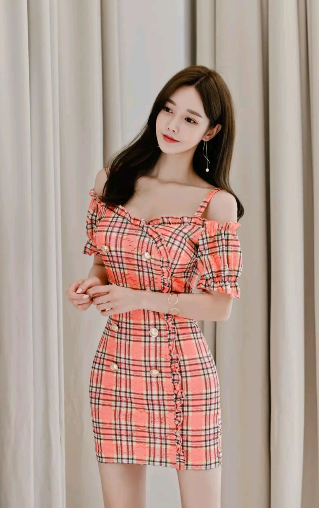 优雅女神孙允珠:樱桃红粉丽人苏格兰果酒衣裙