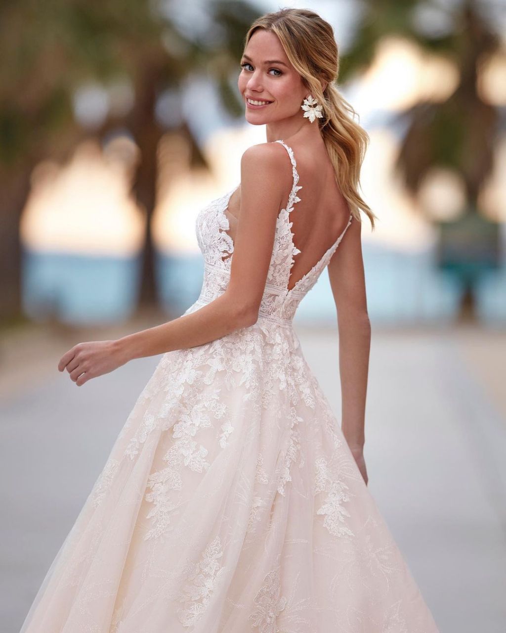 婚纱一般是白色的,这源于西方传统.