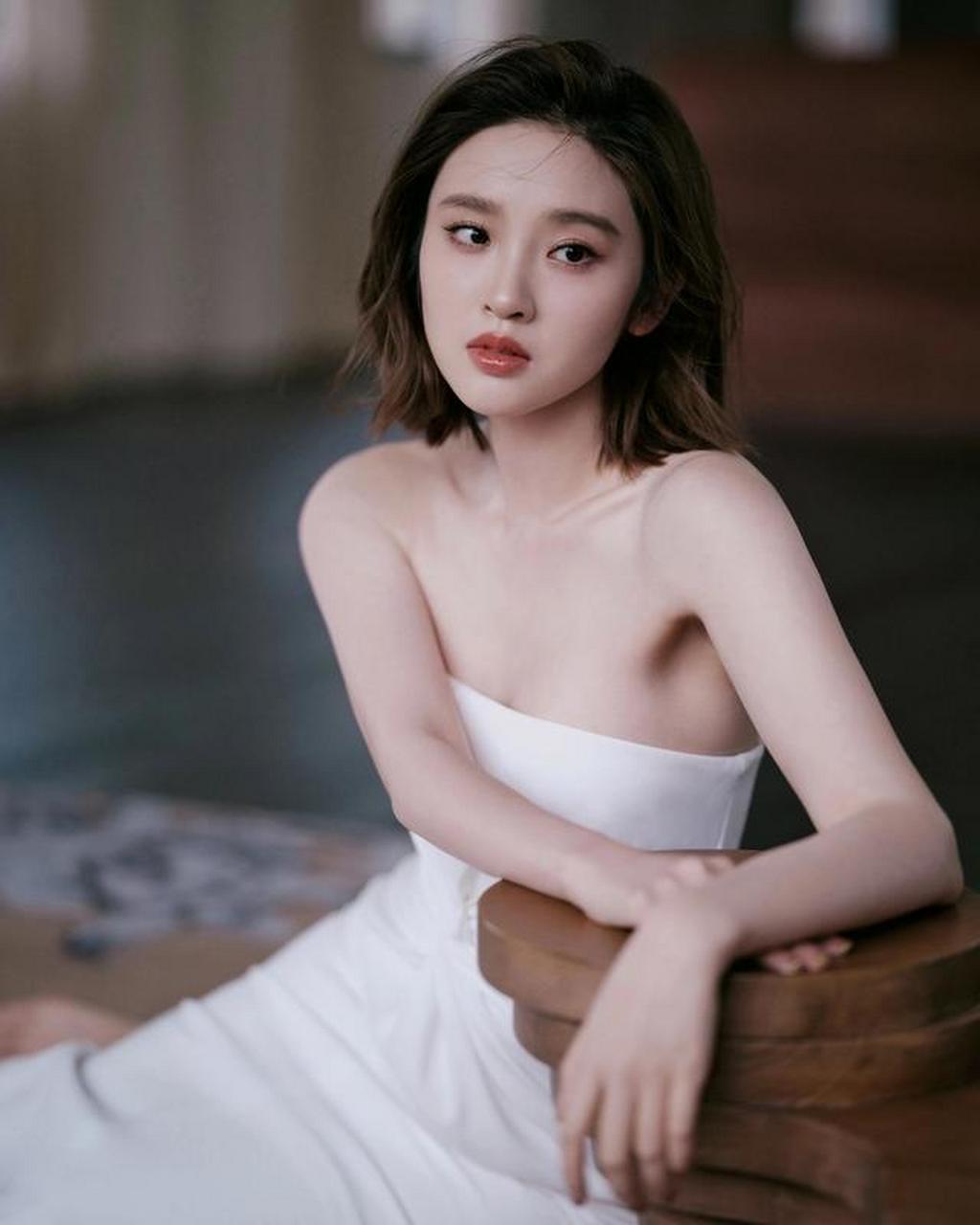 辣妈唐艺昕身材颜值都不错!#明星生图大赏# #我们都爱聊八卦# #娱乐