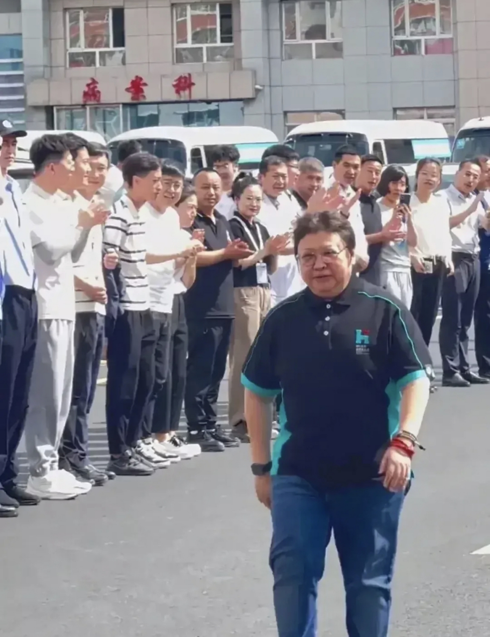 韩红敬礼告别民众奔赴下一站!