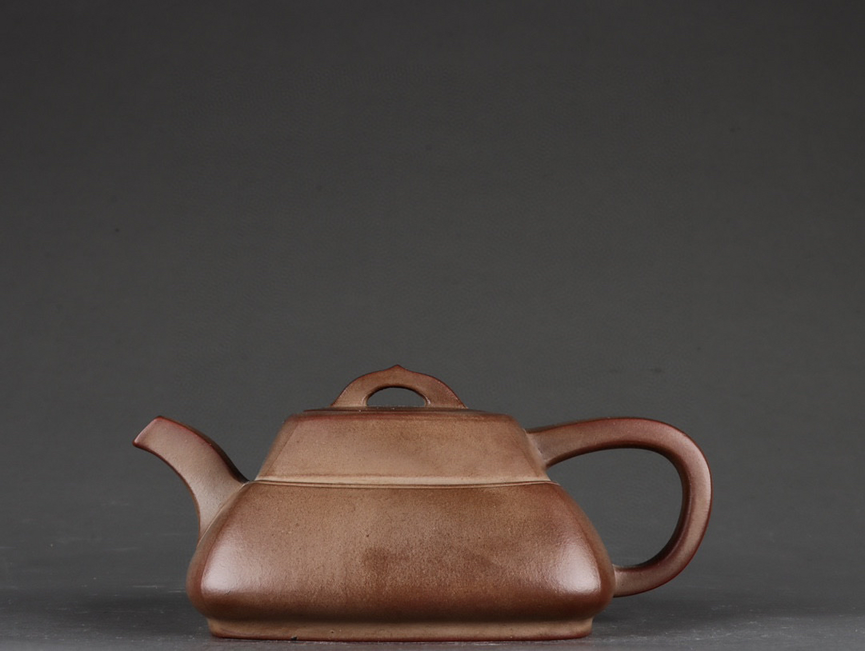 明  四方斗笠紫砂壶. 款识:沈君盛 明代 高 6×13.6cm