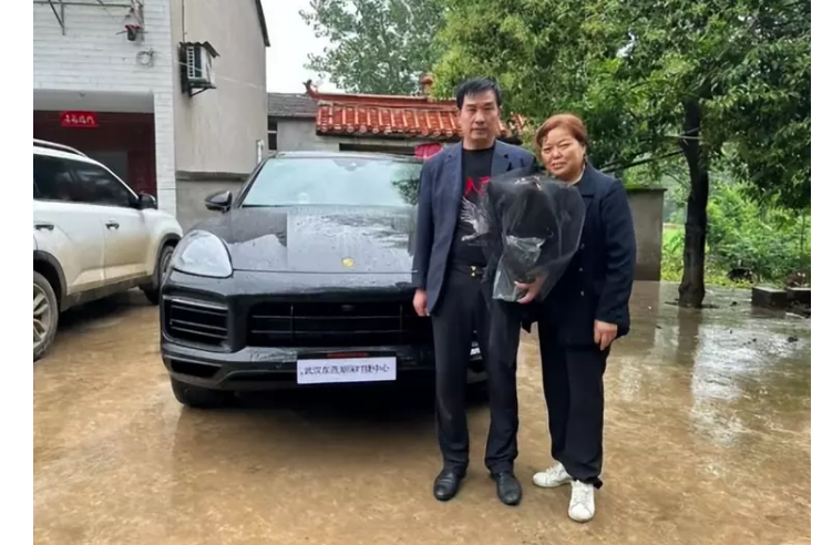 23岁千万粉丝网红王志猩买保时捷给父母,月入70万的她有多努力?