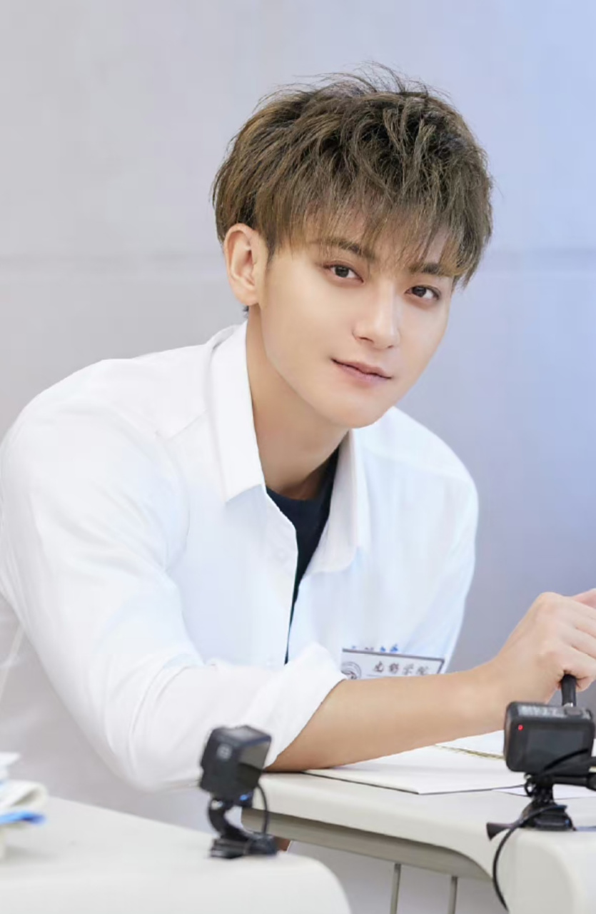 黄子韬减完肥录综艺,帅气值又回来了,脸型线条流畅,比发福那段时间