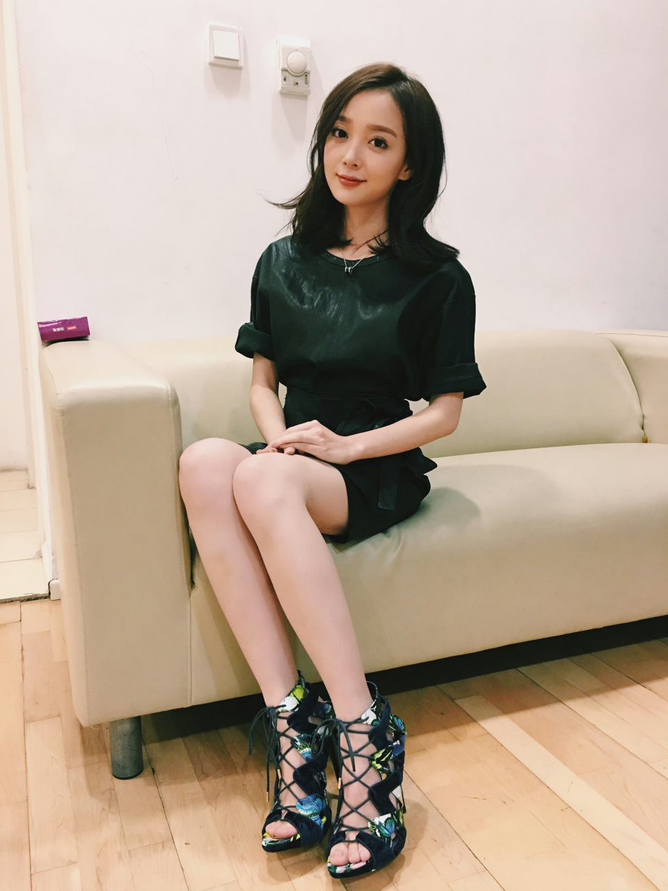 歌手汪小敏人美脚也美,2012年,汪小敏发行个人首张专辑《baby girl