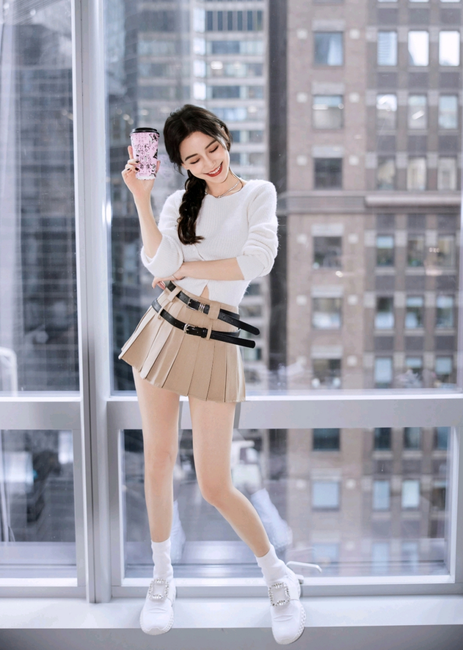 杨颖穿白色上衣搭配卡其色短裙,精致洋气,时尚甜美,少女感十足!