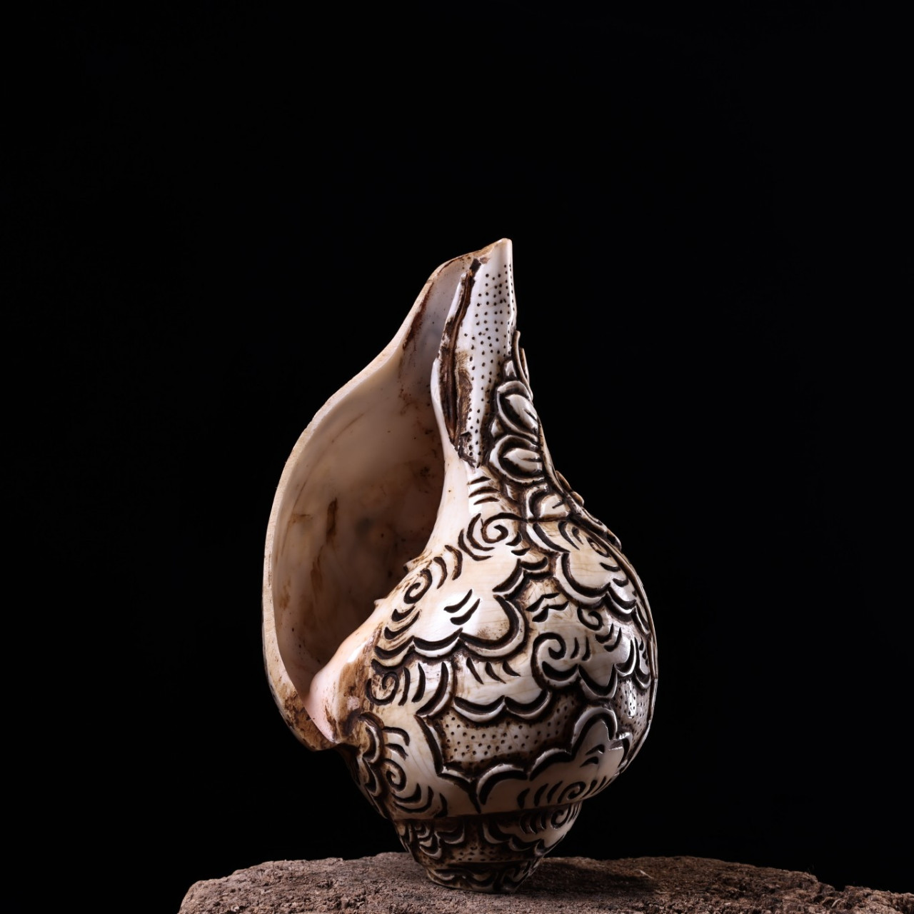 珍品旧藏西藏收纯天然右旋海螺藏传工艺高浮雕刻《双身黄财神》藏传