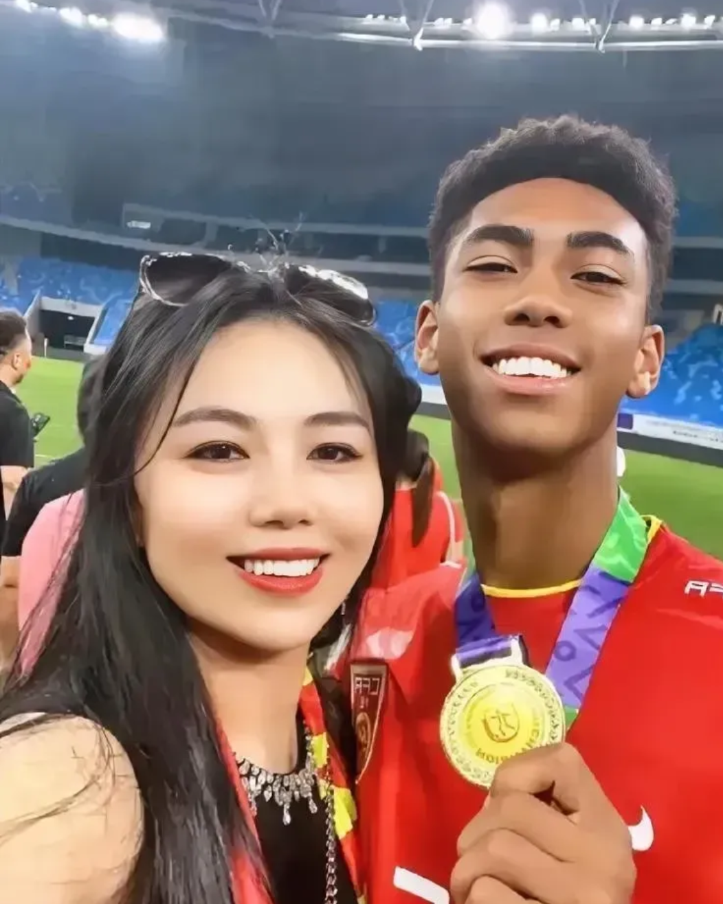 万万没想到,这个黑人面孔的运动员,居然是中国队的,就连国籍也是中国